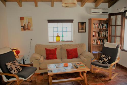 sala de estar con sofá y 2 sillas en Casa Rural La Torre en Almonaster la Real