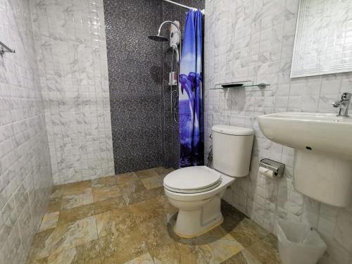 La salle de bains est pourvue de toilettes et d'un lavabo. dans l'établissement SER-EN-DIP-I-TY - SHA Extra Plus, à Ko Lanta