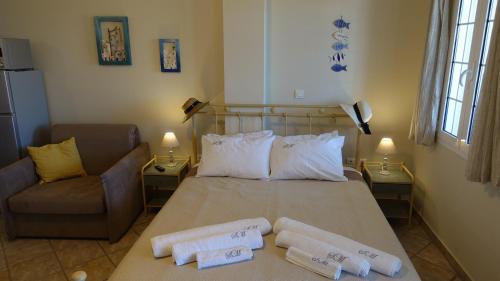 - une chambre avec un lit et 2 serviettes dans l'établissement Sea Urchin Apartments 1st floor, à Agía Pelagía