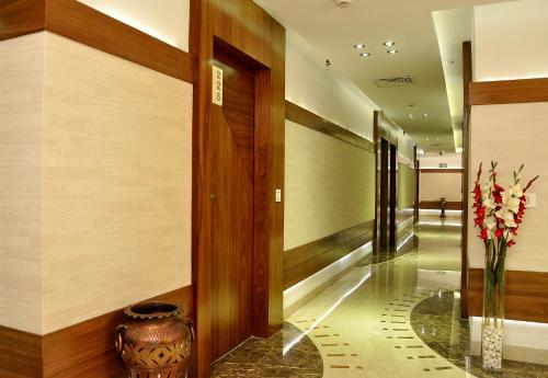 un pasillo con un jarrón en el suelo y un vestíbulo en Hotel Niharika, en Calcuta