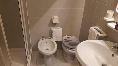 een kleine badkamer met een toilet en een wastafel bij Casa Excalibur in Pisa