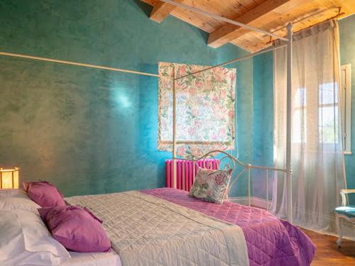 1 dormitorio con cama y pared azul en Relais B en Ancona