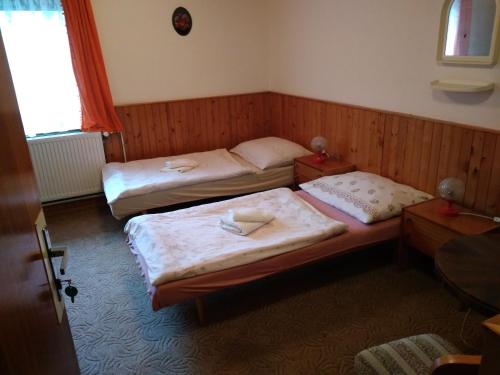 Postel nebo postele na pokoji v ubytování U Skrblíka - restaurace a penzion