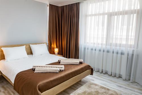 1 dormitorio con cama y ventana grande en Casa Schubert3, en Oradea