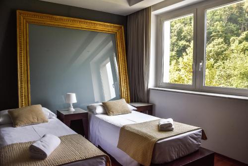 Llit o llits en una habitació de Aston Hotel