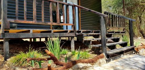 Κήπος έξω από το River Rock Lodge