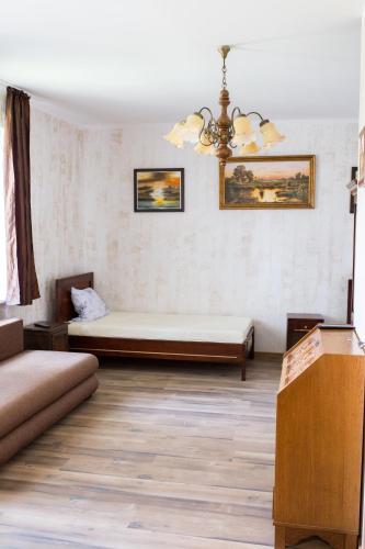 een kamer met 2 bedden en een kroonluchter bij Agroturystyka Jaśmina in Warnice