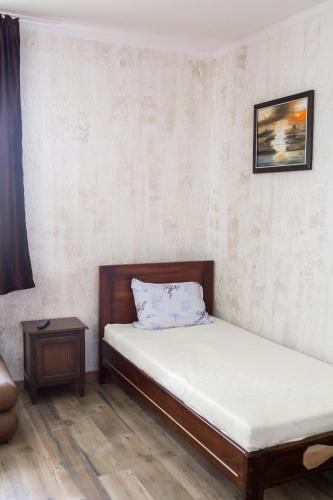 een slaapkamer met een bed met een kussen en een tafel bij Agroturystyka Jaśmina in Warnice