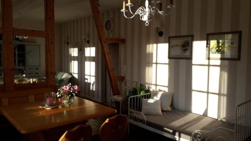 sala de estar con mesa y lámpara de araña en Ferienhaus Landliebe Liebenstein, en Liebenstein