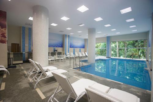 Bazén v ubytování Hotel Porto Real Resort nebo v jeho okolí