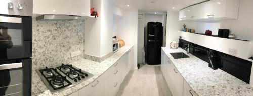 Kuchyň nebo kuchyňský kout v ubytování Lyme View Apartment