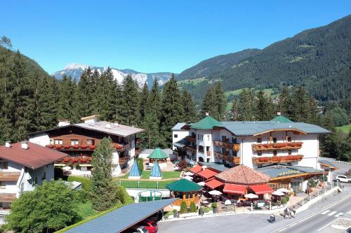 eine Luftansicht eines Resorts in den Bergen in der Unterkunft Aktivhotel Waldhof in Oetz