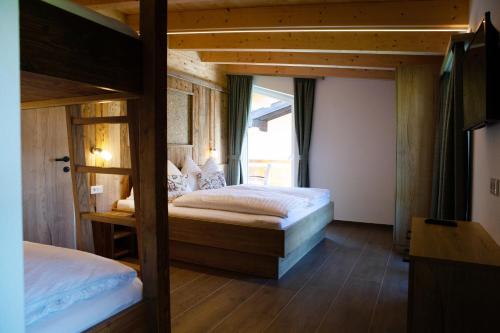 A bed or beds in a room at Alp-IN Lodges Kaprun