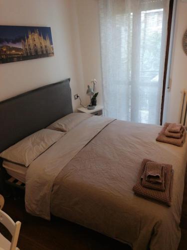 - une chambre avec un grand lit et une fenêtre dans l'établissement Welcome Home, à Milan