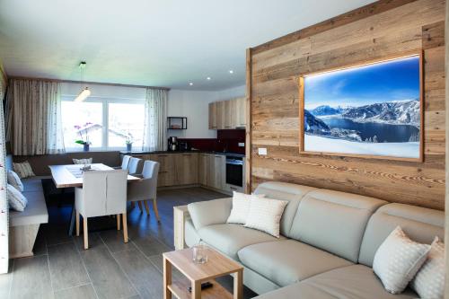 ein Wohnzimmer mit einem Sofa und einem Tisch in der Unterkunft Alp-IN Lodges Kaprun in Kaprun