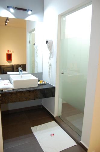 y baño con lavabo y espejo. en Hotel Dulce Boca en Veracruz