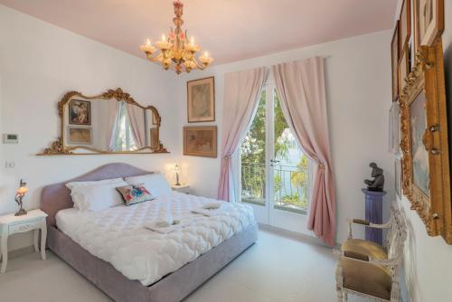 A bed or beds in a room at Château des Anglais - Five Stars Holiday House