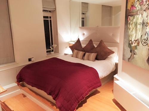 سرير أو أسرّة في غرفة في 2 Bed Luxury apartment in Bayswater - amazing terrace views from 7th floor
