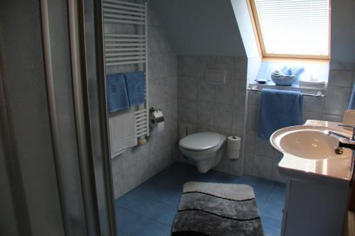 Kylpyhuone majoituspaikassa Ferienwohnung Morgensonne
