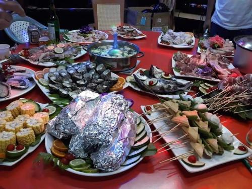 una mesa con muchos platos de comida. en 蘭嶼月台民宿, en Lanyu