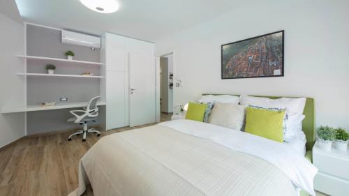 une chambre blanche avec un lit et un bureau dans l'établissement Dolac Design Apartment 8, à Zagreb
