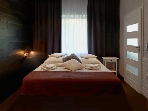 sypialnia z dużym łóżkiem i oknem w obiekcie Nu Hotel w Łodzi