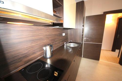 Virtuvė arba virtuvėlė apgyvendinimo įstaigoje Menada Harmony Suites Apartments