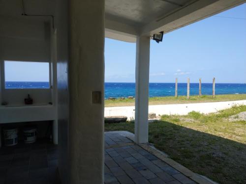 a view of the ocean from the porch of a house at 蘭嶼老鍋蓋民宿 in Lanyu