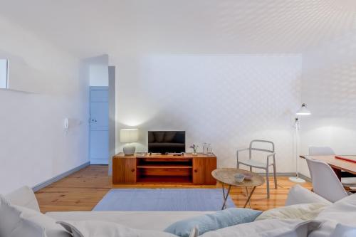 Bright & Spacious Alfama Apartment, By TimeCooler