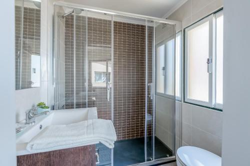 y baño con lavabo y ducha. en Bright & Spacious Alfama Apartment, By TimeCooler, en Lisboa