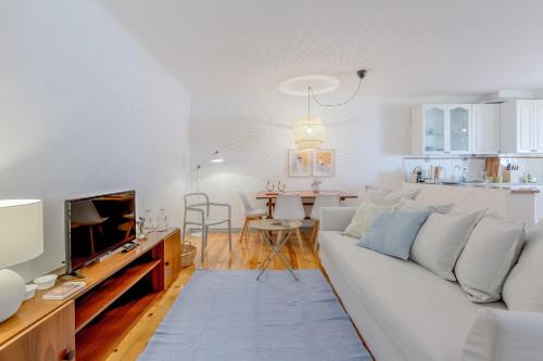 Bright & Spacious Alfama Apartment, By TimeCooler