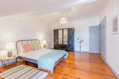 Bright & Spacious Alfama Apartment, By TimeCooler