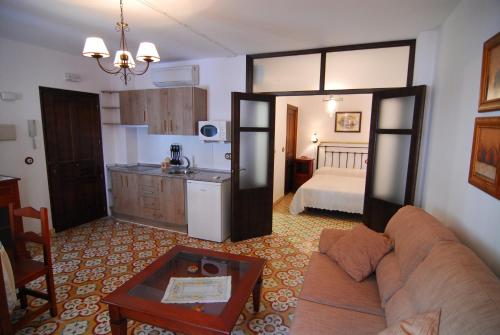 een woonkamer met een bank en een keuken bij Apartamentos San Juan 16 in Archidona
