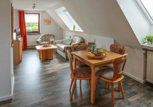uma sala de estar com uma mesa e um sofá em Landhaus Stremme em Willingen