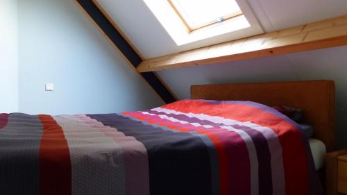 Uma cama ou camas num quarto em Slapen an de Veenvaart