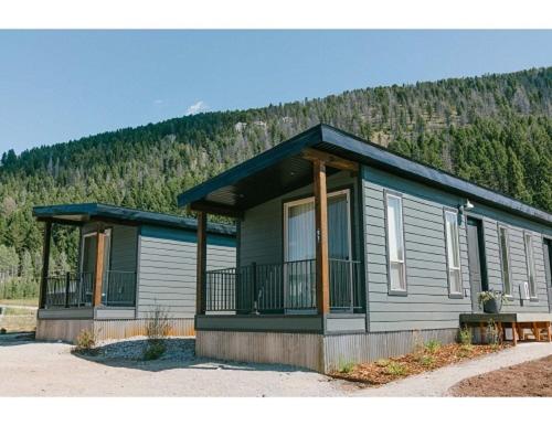 een modulair huis met een grote veranda bij Terra Nova Cabins in West Yellowstone