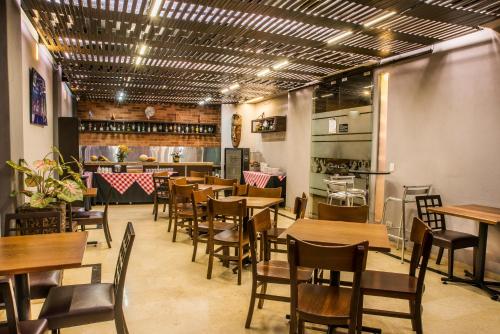 ホテル サンタ バーバラ レアルにあるレストランまたは飲食店