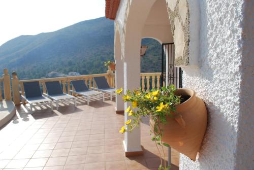 a balcony with a pot of flowers on the side of a building at Villa Bello Horizonte regio Denia - Javea in Pedreguer