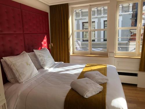 ein Schlafzimmer mit einem großen Bett mit zwei Kissen darauf in der Unterkunft Merveilleux in Gent
