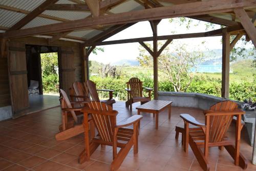 un grupo de sillas y una mesa en un patio en Chalet mer et montagne, en Sainte-Anne