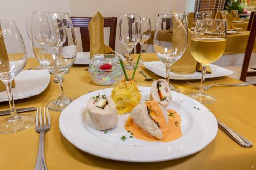 ホテルの敷地内または近くでの食事または食べ物