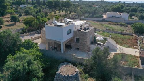 an aerial view of a white house with a yard at La stanza del paradiso in Torre Pali 