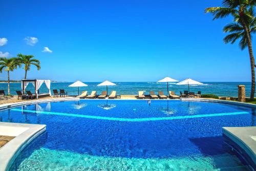 una piscina con el océano en el fondo en Velero Beach Resort en Cabarete
