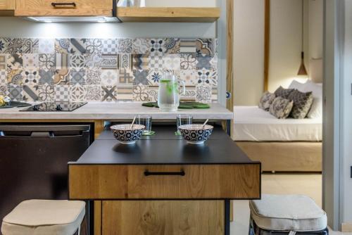 una cucina con due ciotole su un bancone con un letto di ''SteliosDimitra'' Guest House I in Nafplio a Nauplia