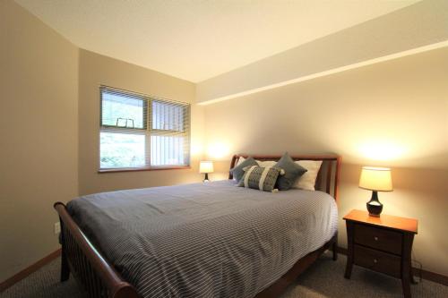 Postel nebo postele na pokoji v ubytování Lake Placid Lodge by Whistler Retreats