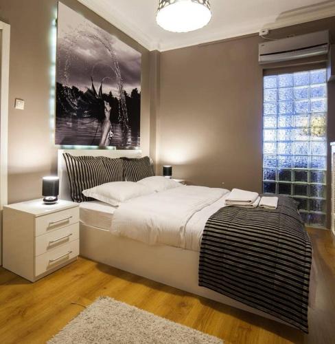 ein Schlafzimmer mit einem Bett und einem Wandgemälde in der Unterkunft Private Villa Room Near Airport in Arnavutköy