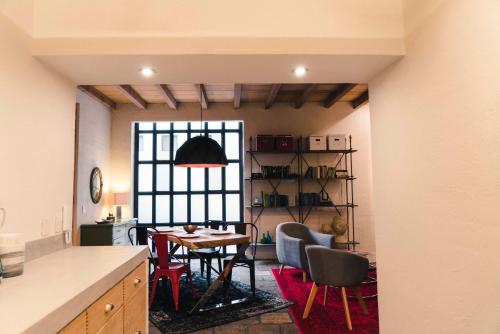 - une cuisine et une salle à manger avec une table et des chaises dans l'établissement Canela Fina - Adults Only, à San Miguel de Allende