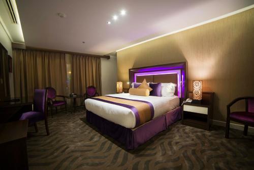 Кровать или кровати в номере Golden Bujari Hotel Al Khobar