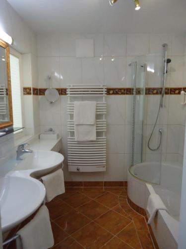 Bilik mandi di Hotel Tirolerhof 4 Sterne Superior