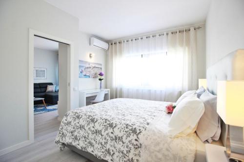 sypialnia z dużym łóżkiem i oknem w obiekcie T1 Casino Estoril w mieście Estoril